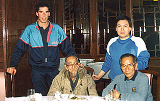 Jan 1989 James Sinclair and Grandmaster Ip Chun enjoy a meal together with an old gentleman who claimed he met the Famous Wing Chun teacher Dr Leung Jan.